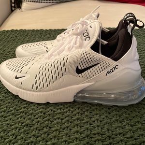 NIKE AIR MAX 270